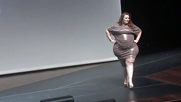 BRAZZERS Zdzirowata Tiffany tryska erotyczne zdjecia gości na imprezie Potluck