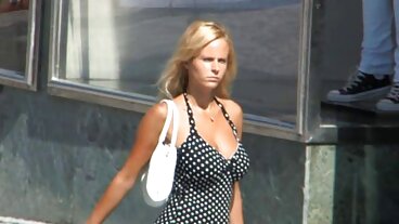 Słodkie lesbijki cieszą się palcami i zdjęcia kobiet erotyczne gorącą wanną