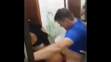 Wspaniałe brunetki Adria i Alina ślizgają się na erotyka zdjęcia BBC